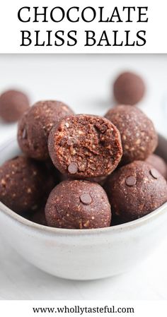 a light gray bowl with healthy chocolate bliss balls Coconut Flour Energy Balls, Hellofresh Vegetarian, Chocolate Energy Balls, Pesto Recipes, Easy Peasy Recipes, Protein Food, Healthy Sweet Snacks, Scrumptious Food, Healthy Snacking