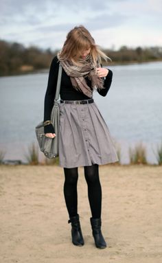 Skirt and scarf! Muji Clothes, Classy Skirt Outfits, Fall Tights, Classy Skirts, Fall Skirt, Skirt Outfits Fall, Winter Skirt Outfit, Scarf Outfit, Outfit Chic