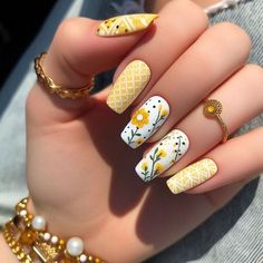 Nails Yellow Flowers, Yellow Spring Nails, Elegant Touch Nails, Nail Art Wedding, Trendy Nail Design, Classy Fashion