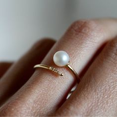 Luxury Elegant Pearl Ring For Everyday, Modern Round Pearl Rings, Luxury Unique Pearl Ring For Women, Pearl Ring With Single Diamond - Gift, Luxury Polished Pearl Ring, Pearl Ring Design, Aquamarine Engagement Ring Vintage, Modern Gold Ring, Unique Bridal Jewelry