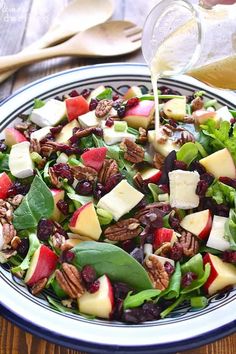 Apple Brie Salad Brie Salad, Apple Brie, Apple Walnut Salad, Apple Salad Recipes, Cranberry Salad, Autumn Salad, Walnut Salad, Apple Salad, Idee Pasto Sano