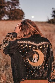 sosuperawesome Look Hippie Chic, Embellished Denim Jacket, Mode Hippie, Diy Jacket, Estilo Hippie, Embellished Jacket, Embellished Denim, A Jacket, Painted Clothes