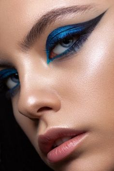 Makeup trend forecast - CosBeauty Electric Blue Eyes, Eye Makeup Stencil, Smokey Cat Eye, Vegas Makeup, Makeup Stencils, Eyeliner Tips, Bad Makeup, Lost Paradise