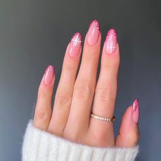 40+ Stunning Pink Christmas Nails You Need To Try; glitter nails! This includes pink christmas nails acrylic, pink christmas nails short, pink christmas nails simple, pink christmas nails 2023, pink christmas nail designs, pink christmas nail ideas & more! This also includes christmas nails pink, christmas nails pink and white, christmas nails pink simple, holiday nails pink, pink christmas nails almond, christmas nail ideas pink & more! #christmasnails #christmasnailspink Pink Christmas Nails Simple, Christmas Nails Acrylic Pink, Pink Christmas Nails Almond, Short Pink Christmas Nails, Almond Nails Christmas, Pink Christmas Nails, Almond Gel Nails, Snow Nails