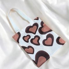 Super cute white y2k bratz inspired heart print tote bag!💗 Machine washable Eco friendly🌍 Super trendy! Size: 31cm X 36cm (12.20" X 14.17" inches) Y2k Tote Bag, Shoulder Bag Aesthetic, Y2k Heart, Y2k Bratz, White Y2k, Aesthetic Tote Bag, Bag Aesthetic, Aesthetic Y2k, Bag Ideas