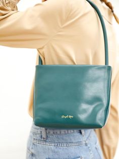 Get this vintage handbag in Simple Retro. 2021 Pre-Fall simple retro style. Simple Retro, Vintage Handbag, Personal Fitness, Vintage Handbags, Pre Fall, Retro Style, Retro Fashion, Vegan Leather, Tote Bag