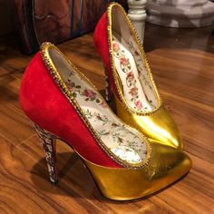 Metallic Calfskin Suede Elaphe Snakeskin Peachy Pumps Size 34 5 Inch. Still Good Condition. Wore Once Gucci Heels Gold, Chic Gold Gucci Heels, Gucci Red Leather Heels, Gucci Formal Heels With Gold-tone Hardware, Gucci Evening Heels With Gold-tone Hardware, Gucci Heels, Gucci Shoes, Snake Skin, Calf Skin