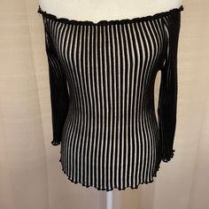 New Simon Spelt Italy Black & White On Or Off Shoulder Stretchy Top, Sweater Labeled Xl. Made In Italy! Brand New With Tags.. Accordion Knit. Sweater Is Labeled Xl But It Would Fit Small And Medium Because Of The Stretch. Wear Off Shoulder Or As Round Neck Top. Extremely Stretchy. I Am An Xs And It Fits Me Perfectly. Unstretched Approximate Measurements: Length: 18 1/2 Inches Pit To Pit: 13 Inches Sleeve Length: 18 Inches 70% Acrylic 30% Wool Comes From A Smoke Free Home. Please Feel Free To Ask Striped Off Shoulder Top, Apricot Sweater, On Or Off, Round Neck Top, Cold Shoulder Sweater, Stretchy Tops, Off Shoulder Sweater, Boatneck Sweater, Top Sweater