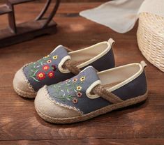 Outsole Material: Rubber Upper Material: Canvas Ribbon Insole Material: Hemp SIZE 5 = FOOT LENGTH 22.5CMSIZE 6 = FOOT LENGTH 23CMSIZE 6.5 = FOOT LENGTH 23.5CMSIZE 7.5 = FOOT LENGTH 24CMSIZE 8.5 = FOOT LENGTH 24.5CMSIZE 9 = FOOT LENGTH 25CM Casual Embroidered Closed Toe Sneakers, Spring Sneakers With Embroidered Round Toe, Spring Embroidered Sneakers With Round Toe, Spring Embroidered Round Toe Sneakers, Gray Slip-on Sneakers For Summer, Embroidered Sneakers For Spring, Spring Embroidered Sneakers, Embroidered Closed Toe Sneakers For Spring, Spring Closed Toe Canvas Shoes