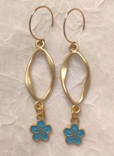 SWEET ARTISAN HANDMADE ENAMELED FLOWER EARRINGS HANGING FROM TWISTED MATTE GOLD Lobe Piercings, Earrings Hanging, Earring Inspiration, Ebay Sales, Lobe Piercing, Gold Sign, Earrings Inspiration, Handcrafted Artisan Jewelry, Enamel Flower