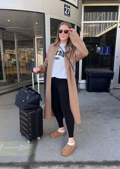 It's Uggs Season, Here's 21+ Cute Outfits We're Copying - style your occasion#airportstyle #traveloutfits #fashionableflyer #jetsetwardrobe #airportfashion #stylishtraveler #chicairportlooks #globetrotterstyle Airport Outfit Classy, Airport Outfit Long Flight, Classy Airport Outfit, Modern Airport, Loungewear Leggings, Casual Airport Outfit, Cute Airport Outfit, Airport Outfit Ideas