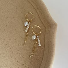 Quartz Earrings Diy, Pearl Chandelier Earrings For Pierced Ears, Pearl Chain Dangle Earrings, Single Dangle Pearl Earring, Pearl Dangle Earrings With Pearl Chain, Pearl White Dangle Earrings With Pearl Charm, 2024 Jewelry Trend, Diy Earrings Pearl, Diy Pearl Jewelry