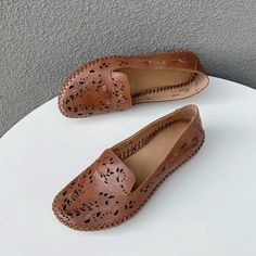 dwarves2489-5 loafers 5.5 Brown Leather Texture, Pig Skin, Dyeing Process, Leather Loafers, Loafers For Women, Casual Jeans, Cow Leather, Fancy Dress, Pay Attention