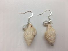 Dream Skincare, White Shells, Shells And Sand, Ocean Earrings, Earrings Beach, Diy Jewlery, Earrings Aesthetic, Beach Earrings, Pearl Earrings Wedding