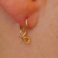 Perfect SINGLE hoop earring with a tiny bow element. Please choose material: ★100% 14K gold filled ★ ★100% Silver Sterling ★ ★PLEASE choose★: - hoop with secure locking clasp - hoop with tiny claps -please see photo #3 or - infinity endless hoop - hoop without clasp -please see photo#2 Please choose material: ★100% 14K gold filled ★ ★100% Silver Sterling ★ Please choose gauge hoop: ★Gauge: the thickness of the wire the smaller the gauge the thicker the earring shaft is 18 gauge - 1 mm (very thic Delicate Small Hoop Cartilage Earrings As Gift, Small Hoop Single Cartilage Earring As Gift, Helix Hoop Earring, Cute Nose Rings, Star Cartilage Earring, Helix Hoop, Tiny Hoop Earrings, Tiny Bow, Gold Bond