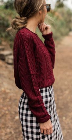 Cute burgundy sweater with black and white checked mini skirt. Checkered Skirt, Modest Clothing, Burgundy Sweater, Maxi Skirts, 가을 패션, Fabulous Fashion, Outfits Casual, Fall Winter Outfits