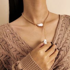 Add a sweet and simple finish to your ensemble with this chic 18k gold-plated lariat necklace sporting pearls. Pendant : 3.5" L drop Chain : 16" L with 2.7" extender Lobster claw clasp 18k gold-plated copper / pearl Thick Chain Necklace, Copper Pearl, Choker Necklace Set, Chain Choker Necklace, Baroque Fashion, Pearl Pendant Necklace, Beaded Dangle Earrings, Pearl Charms, Lariat Necklace