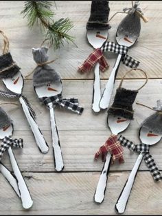 wooden spoons with hats and plaid bows are arranged in a circle on a table