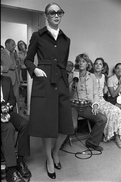 Best Halston Fashion Moments: Styles on Celebs & Runways [GALLERY] – Footwear News Halston 70s, Halston Fashion, Roy Halston, Iconic Fashion Moments, Marlo Thomas, Beverly Johnson, Barbara Walters, Creative Outfits, Liza Minnelli