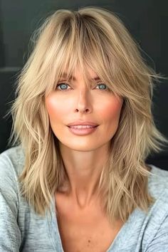 Save this pin for the best shag hairstyles for women over 50. The layered cut adds body and movement to the hair, while the bangs help to frame the face and draw attention to the eyes. Whether you have straight, wavy, or curly hair, this shag adapts to your natural texture beautifully. Choppy Wavy Hairstyles, Shoulder Length Shag Hairstyles, Shag Hairstyles For Fine Hair, Haircut Ideas Brown Hair, Shaggy Haircut, Glass Showers, Medium Shag, Rocker Hair