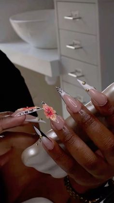 Stiletto French Tip Designs, New Years Acrylic Nails Design, Braider Nails Set, Short Set Acrylic Nails, Nail Inspo Black Women, Birthday Freestyle Nails, Stiletto Christmas Nails, Freestyle Acrylic Nails, Capricorn Nails