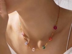 Ajoutez une touche d'élégance et de féminité à votre tenue avec ce magnifique collier en acier doré, orné de délicates fleurs en cristal scintillant, soigneusement tissées à la main. Fabriqué en acier inoxydable de haute qualité avec une finition dorée, ce collier est à la fois résistant et tendance, parfait pour sublimer vos looks quotidiens ou pour des occasions spéciales. Les fleurs en cristal, réalisées à la main avec une précision artisanale, captent la lumière avec élégance, créant un effe Dainty Gold Jewelry For Spring, Elegant Spring Clavicle Chain Jewelry, Elegant Spring Jewelry With Adjustable Chain, Spring Adjustable Gold Chain Jewelry, Gold Jewelry With Adjustable Chain For Spring, Rose Gold Flower Necklace For Spring, Gold Feminine Necklaces For Spring, Feminine Gold Necklace For Spring, Dainty Gold Flower Necklace For Spring