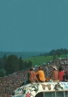 Woodstock, 1969 was a music festival thatt lasted 3 days. About 400,000 people attended this music festival. Some of the performances included Janis Joplin, Jimi Hendrix, and The Grateful Dead 1969 Woodstock, Mundo Hippie, Woodstock Hippies, Woodstock 1969, Woodstock Festival, Hippie Aesthetic, Mode Hippie, Joan Baez, 70s Aesthetic