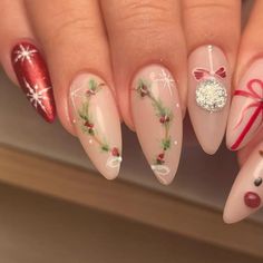 Get into the holiday spirit with our Handmade Christmas Press on Nails featuring reindeer, wreaths, ornaments, and snowflake designs! These custom, reusable pressons are easy to apply and add a festive touch to your nails for a cheerful celebration!📦 What comes with your press on nail kit? 10 nails of your size 24 adhesive tabs 1 nail file 1 cuticle stick Instructions on how to apply and remove them. Finding Your Size:Check out our sizing chart or Visit our sizing tutorial here: Sizing Directio Festive Holiday Nails, Snowflake Nail Design, Christmas Press On Nails, Classy Nail Art Ideas, Nail Art Noel, Festive Nail Art, Holiday Nail Designs, Cute Christmas Nails, Girly Acrylic Nails