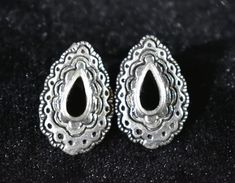 For sale is a pair of lovely vintage Sterling Silver Indian earrings in a teardrop-shape with a teardrop Onyx cabochon in the middle and stampwork along the edges. In very good vintage condition. Stamped to the back: 925. L:  7/8” W: ½”Store and Shipping PoliciesPaymentPayment is due within 48 hours of purchase using PayPal, credit card, debit card, or Etsy gift card. Louisiana residents are subject to sales tax (amount depending on Zip code). Shipping, Delivery and Local Pickup:At the moment, w Vintage Pierced Teardrop Earrings As Gift, Vintage Teardrop Earrings For Gift, Vintage Teardrop Earrings As A Gift, Vintage Teardrop Pierced Earrings As Gift, Vintage Teardrop Earrings Gift, Vintage Pierced Teardrop Earrings For Gifts, Silver Teardrop Clip-on Earrings, Handmade Silver Teardrop Earrings Vintage Style, Handmade Ornate Teardrop Earrings