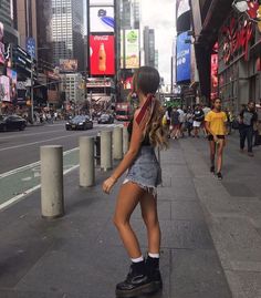 Dr Martens Outfit, Travel Outfit Plane, Nyc Girl, Nyc Aesthetic, Nyc Life, New York Life, Looks Chic, Insta Photo Ideas, Mode Vintage