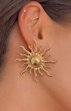 Gold Sun Earrings   How to style:  How cute are these gold sun earrings? These earrings can spice up any outfit. and are perfect for every occasion! Make sure to pair these earrings with matching gold jewellery for an expensive look.   Features: Sun-like shape  Gold imitation  Textured  Stud earring Trendy Gold Jewelry With Sun Design, Gold Jewelry With Sunflower Design For Summer, Summer Gold Jewelry With Sunflower Design, Gold Sunburst Earrings With Sun Design, Gold Sun-shaped Earrings For Gift, Elegant Gold Earrings With Sun Design, Metal Sun Design Earrings For Summer, Summer Metal Earrings With Sun Design, Sun Design Drop Earrings