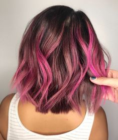 haarschnitt-hinten-pinke-haarfarbe-kurzhaarfrisuren-2020-damen-bob-frisuren-ideen Pink Hair Highlights, Dyed Hair Pastel, Hair Color Unique, Hair Color Purple, Hot Hair Styles, Hair Inspo Color, Grunge Hair