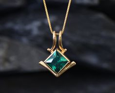 Gold Emerald Pendant set with Created Emerald in top quality, perfect diamond cut & flawless clarity, at 8x8mm. Gold Square Pendant design made of Gold Vermeil ☞ thickest 18k Gold Plating on top of Solid 925 Sterling Silver ☞ made to last. Free Vermeil Chain with every Pendant order, 18 inch Silver chain (46 cm) ✓ Matching Ring: www.etsy.com/uk/listing/951983056 Matching Earrings: www.etsy.com/uk/listing/916072400 ⌛Last Pendants left ⌛ Details : ♥ Each item packaged in a cute GIFT BOX ✓ ♥ GUARAN Luxury Emerald Rectangular Pendant Necklace, Emerald Pendant Set, Emerald Necklace Gold, Green Emerald Necklace, Unusual Wedding Rings, Princess Cut Gold, Gold Chain With Pendant, Matching Ring, Gold Fashion Necklace