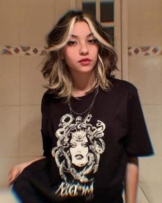 Hair idea!! (credit to the person, this isnt my hair!!) Fantasy Grunge, Skunk Hair, Peekaboo Hair, Easy Hairstyles For Medium Hair, Dyed Hair Inspiration, Hair Inspiration Short, Medium Curly Hair Styles, Hairstyles For Medium Hair