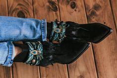 Estos Puños de bota de plumas boho para mujer, son el accesorio perfecto para decorar tus botas altas o botines, están realizados con materiales étnicos cuidadosamente seleccionados, en un proceso completamente artesanal, con ellos conseguirás que esas botas que llevas a todos sitios, y tienes super cómodas tengan un aire diferente cuando tú quieras y así podrás realzar ese estilo Boho-Chic que tanto nos encanta. Al comprar un producto, se incluye el par completo (pie izquierdo y pie derecho). Este anuncio es para un par de cubre botas, no incluye el calzado. Si necesitas un diseño a medida o para niña, no dudes en escribirme y lo diseñamos juntas Los cubre botas son ajustables para que se adapten a una variedad de anchos. Realizados con plumas negras y pañuelo de seda de la india Producci Boot Bracelet Chic, Bohemian Winter Boots With Round Toe, Bohemian Ankle-high Boots For Winter, Bohemian Ankle Boots For Winter, Bohemian Ankle-high Boots For Fall, Bohemian Ankle Boots For Festivals, Bohemian Boots With Round Toe For Festivals, Handmade Bohemian Boots For Fall, Bohemian Round Toe Boots For Festival