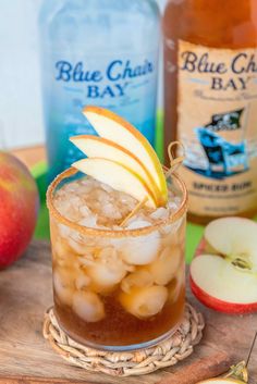 an apple cider cocktail with ice and sliced apples