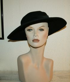 ❤️❤️❤️This is a ladies' big hat, in black felt, with a velvet band with 2 roses, which wraps around the head. Called a priest's hat. Dimension: Internal diameter 58 cm. Total width with the flap open 36 cm. x 38.5 cm. Good vintage conditions. Made in Italy For your easy-to-wear trendy. Thanks for stopping by! 😊Take a look at my sister shop: http://www.etsy.com/it/shop/OldVintagestories ❤️If you love real vintage, take a look at my sister and friend shop!! enjoy!! ww.etsy.com/it/shop/OldVwintage Black Felt Hat, Felt Hats, Brimmed Hat, Big Hat, 1980s Fashion, Real Vintage, Black Felt, Felt Hat, Brim Hat