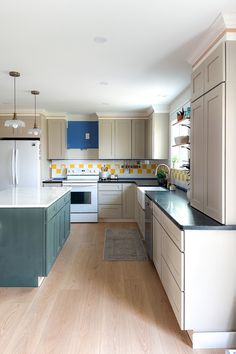 the kitchen is clean and ready to be used for cooking or baking, as well as new appliances