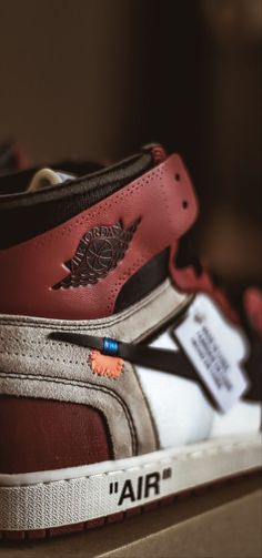 Offwhite Jordan, Sepatu Air Jordan, Jordan Shoes Wallpaper, Jordans Aesthetic, Jordan 1 Off White, Jordan Chicago, Shoes Wallpaper, Sneaker Outfits