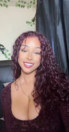 Xoxo.barb 🅿️, Maroon Hairstyles, Dark Maroon Curly Hair, Curly Dark Burgundy Hair, Maroon Hair Color Burgundy, Curly Maroon Hair, Dark Cherry Red Hair Curly, Wine Red Hair Curly, Latinas With Red Hair