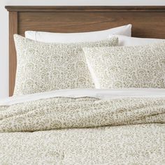 the comforter is made up and ready to be used in this bedding set