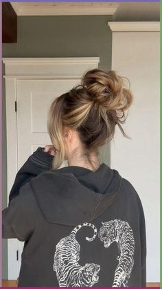 Long Hair Styles Bun, Viral Tiktok Messy Bun, Hot Messy Bun, Cute Hairstyles Dark Hair, Bun Hair Outfit, Messy Look Hairstyles, Ute Hair Styles, Messy Bun Styles For Long Hair, Messy Bun Glasses Aesthetic