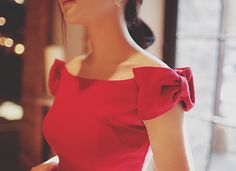 Stunning Red Bow Dress, Baju Kahwin, Detail Couture, Little Red Dress, Cooler Look, Christmas Dress, Dress With Bow, Fashion Details