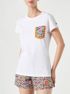 Woman white t-shirtPocket with multicolor flowers print and orange pipingSt. Barth embroidered on the sleeveRound necklineShort sleevesComposition: 100% Cotton White Short Sleeve Tops With Patch Pockets, White Summer Tops With Side Pockets, White Summer Top With Side Pockets, Orange Short Sleeve Tops With Pockets, Orange Cotton Tops With Pockets, Multicolor Flowers, Boho Swimwear, Saint Barth, Print Swimwear