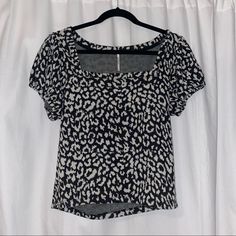 Super Cute Going Out Top Brand New Without Tags (Never Worn) Black And White Cheetah Print. Puff Sleeves And Knit Material. Square Neck. Size Medium. So Pretty! Casual Leopard Print Tops For Day Out, Leopard Print Short Sleeve Top For Day Out, Trendy Short Sleeve Leopard Print Blouse, Fitted Casual Leopard Print Tops, Fitted Leopard Print Blouse With Short Sleeves, Chic Short Sleeve Leopard Print Top, Black And White Cheetah Print, Black And White Cheetah, White Cheetah Print