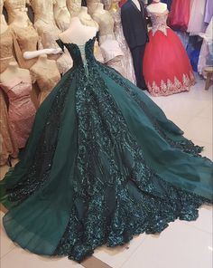 Blue And Green Quinceanera Theme, Hunter Green Quinceanera Dresses, Emerald Green Sweet 16 Dress, Green Sweet 16 Dresses, Dark Green Quinceanera Dresses, Forest Quince, Emerald Green Ball Gown, Gold Quince Dress, Emerald Green Quinceanera Dresses