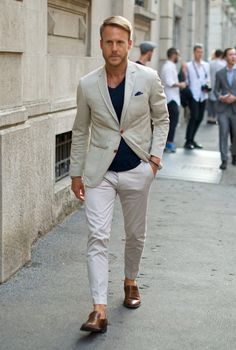 The Sharp Gentleman Men Work Outfits, White Chinos, Mens Fashion Work, Linen Men, Beige Blazer, Brown Leather Loafers, Blazer Beige, Traje Casual, Mens Fashion Suits