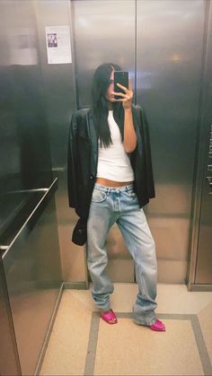 Mirror Picture Ideas, Night Photo Ideas, Stile Kylie Jenner, Spotify Aesthetic, Gilda Ambrosio, Comfy Outfits Winter, Moody Aesthetic, Mirror Picture, The Attico