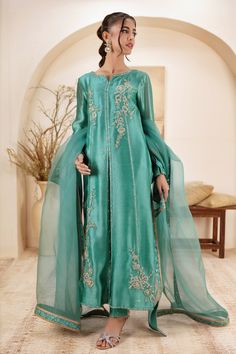 Silk Floor-length Dupatta With Intricate Embroidery, Party Turquoise Dupatta With Resham Embroidery, Green Embroidered Silk Dupatta, Luxury Turquoise Embroidered Dupatta, Luxury Embroidered Turquoise Dupatta, Designer Outfit, Embroidered Sleeves, Simple Pakistani Dresses, Dream Wedding Ideas Dresses