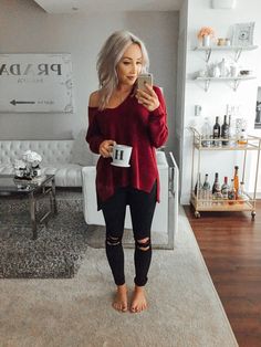 Blondie in the City | IG: @HayleyLarue | Shop The Mirror Selfies Date Nite Outfit, Shoulder Sweaters, Mode Inspo, Trend Fashion, Distressed Black Jeans, Look Casual, Looks Style